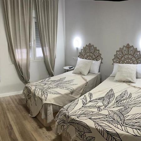 Hostal La Sonrisa De Niki Torrejon de Velasco Exterior foto